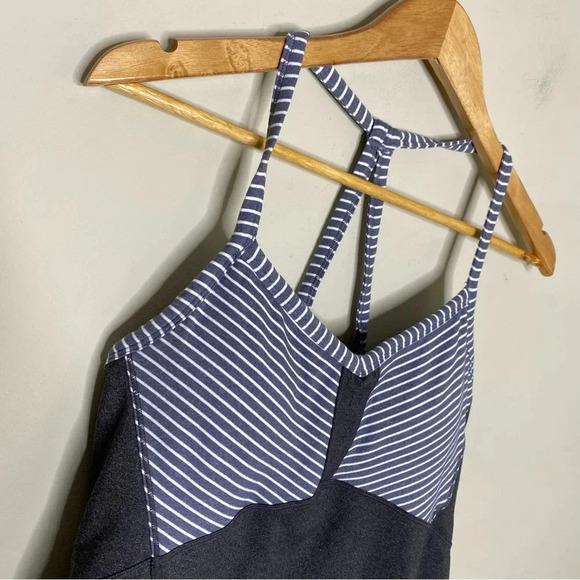 ✨NWT Athleta Gray Striped Built In Bra Fulfillment Tank Top Size Medium - Picture 3 of 9